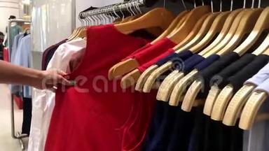 女人买衣服。 在购物中心挑选衣服的女人。 巴厘岛。
